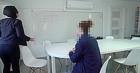 la prof d espagnol se tape Step son éléve dans la salle de cours
